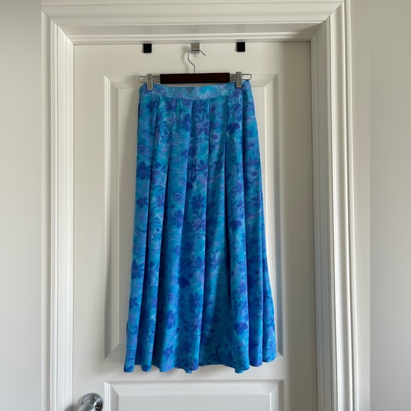 Liz Claiborne 100% Silk high waisted Skirt (fits like an XS) - Picture 6 of 6